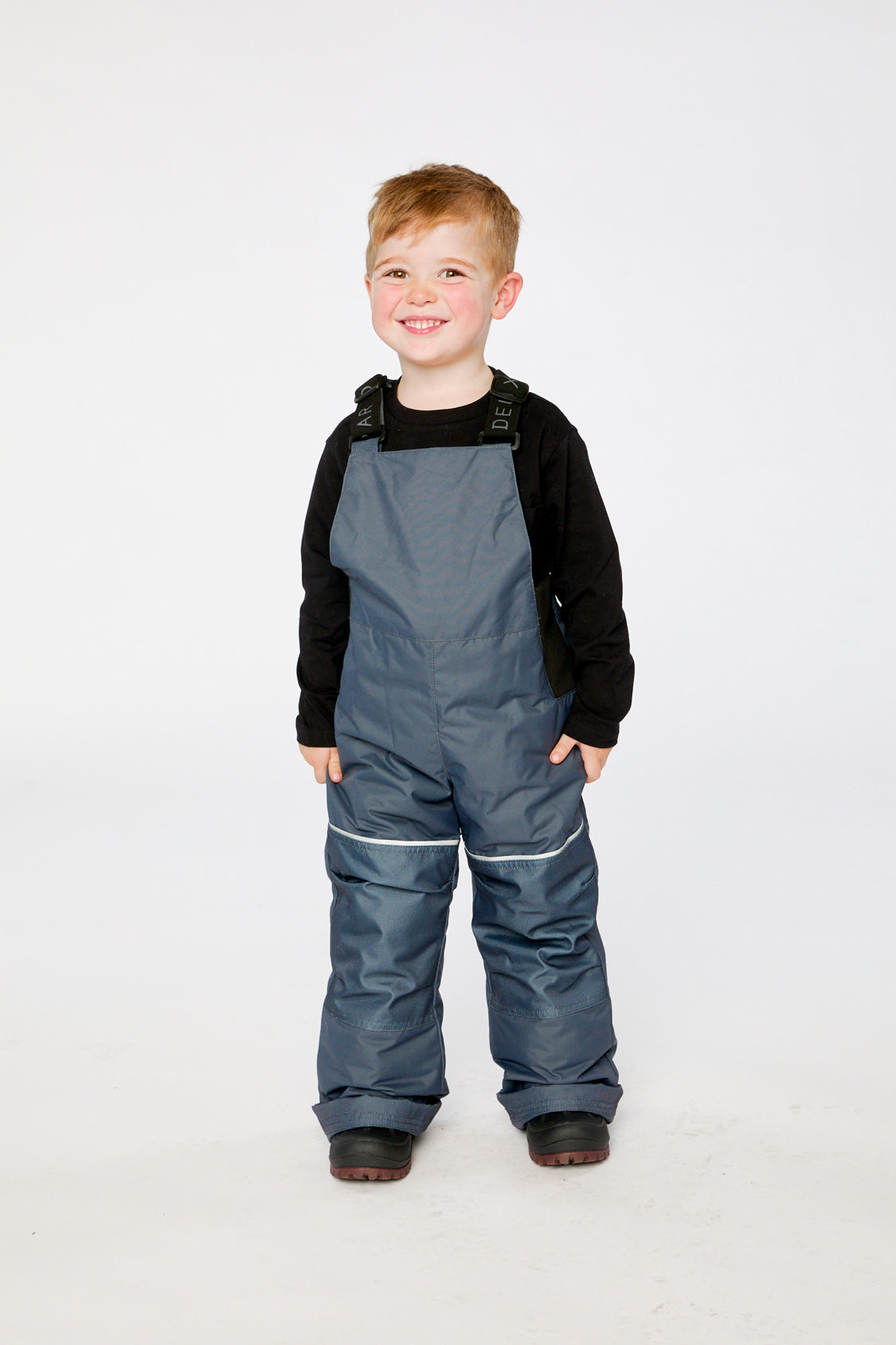 Child wearing the Deux par Deux DISCOVER dark grey bib snow pants, front view