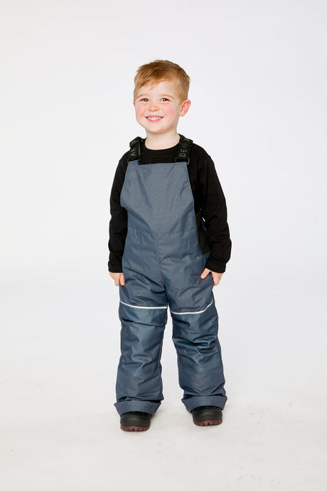 Child wearing the Deux par Deux DISCOVER dark grey bib snow pants, front view