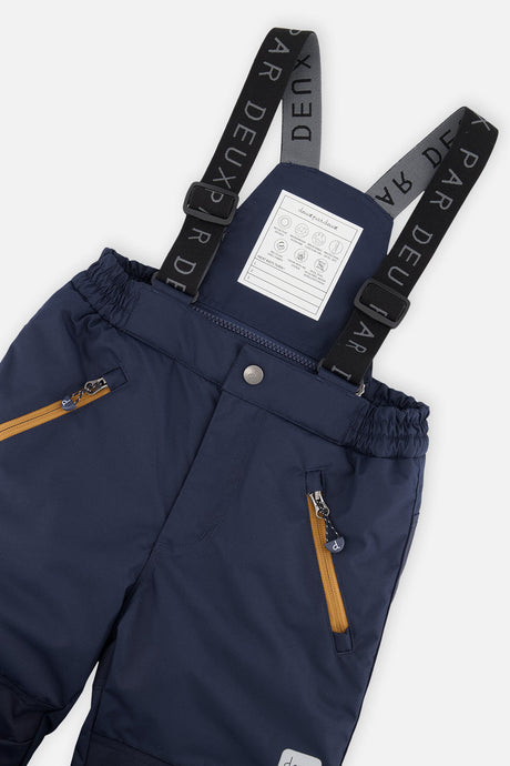 Deux par Deux boys PLAY snowsuit, navy and burgundy – close-up of the suspenders and zippered pant pockets