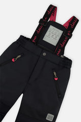 Deux par Deux girls PLAY snowsuit, coral, bright pink and black – close-up of the suspenders and zippered pant pockets