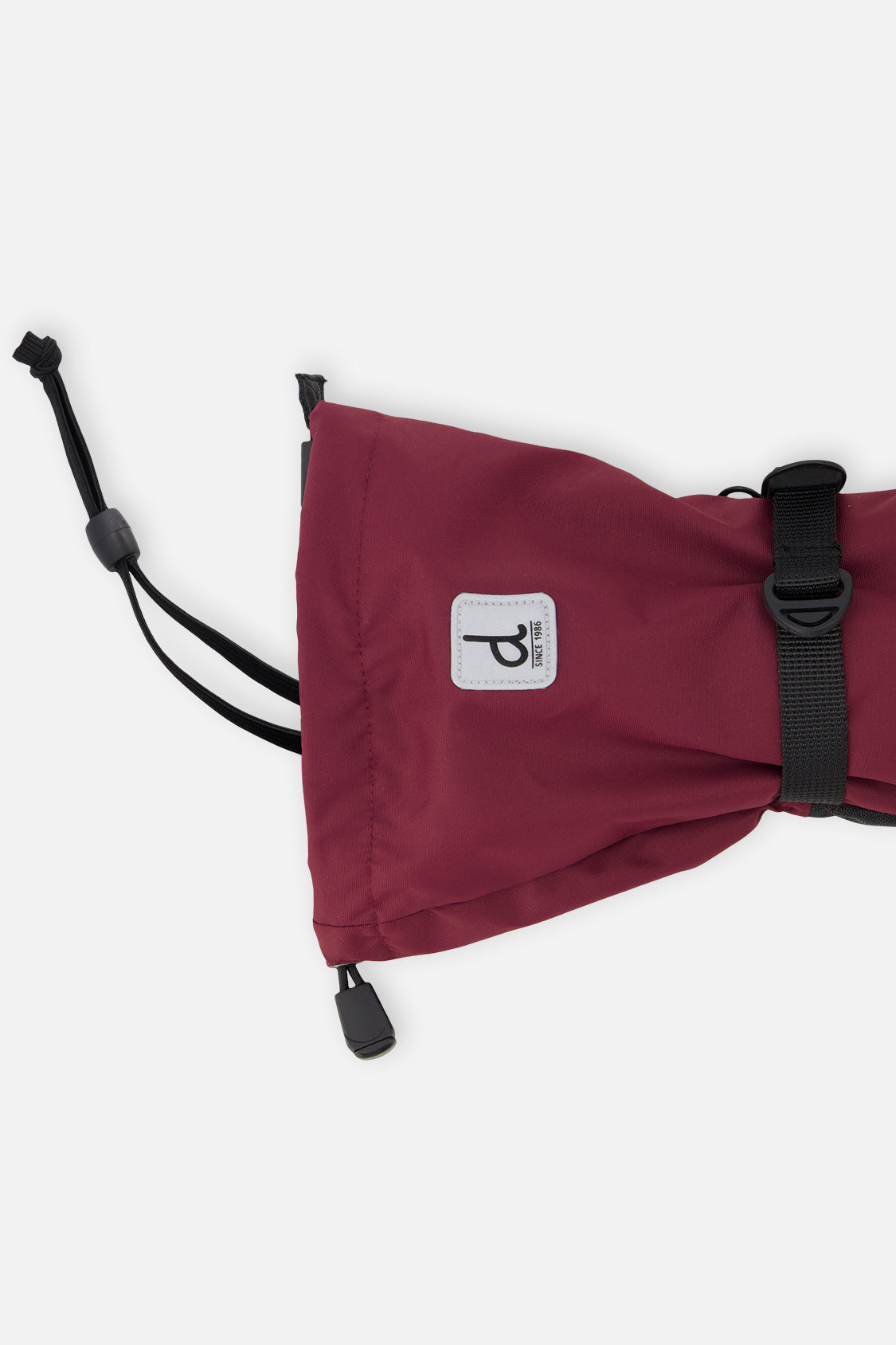 Gauntlet cuff with drawcord and logo patch on the burgundy TEKNIK mitten
